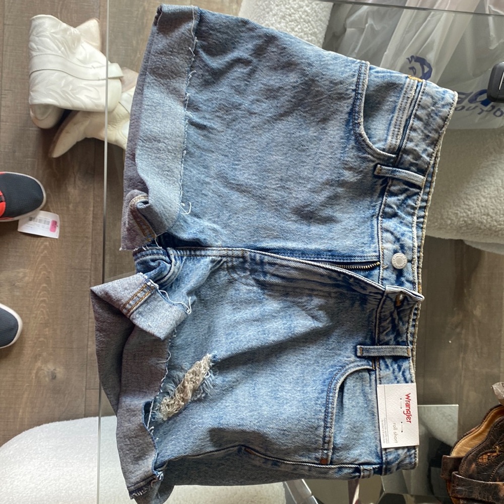 New with tags - wrangler size 6/28 jean shorts. “Roll short”